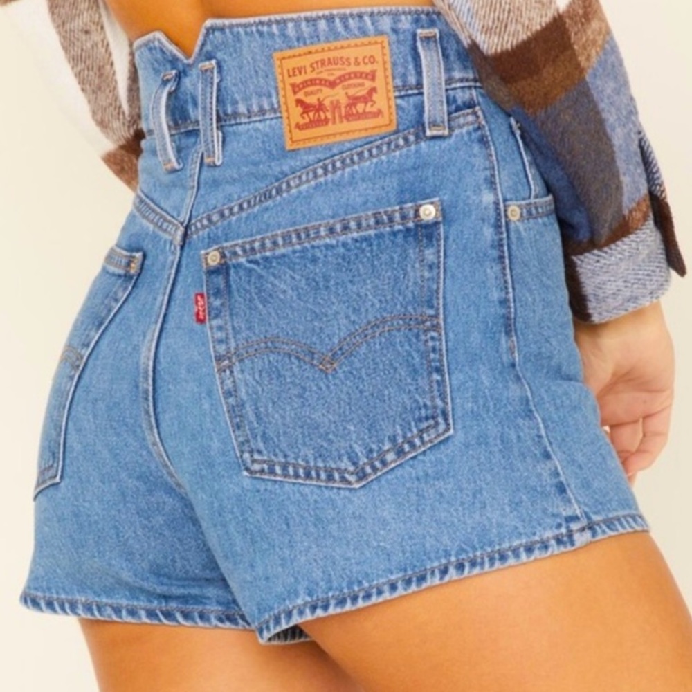 LEVI’s high waisted button front mom shorts- 29